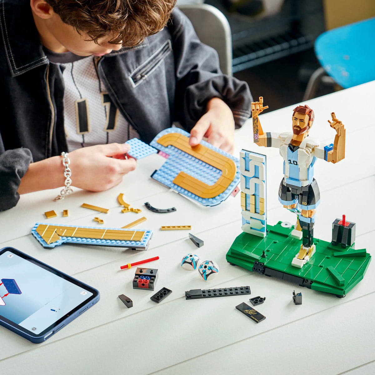 LEGO® Editions Lionel Messi – Soccer Legend