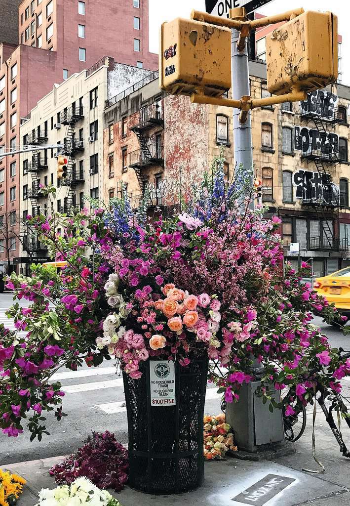 Puzzle Moment: Flowers in New York (300 pc Puzzle)